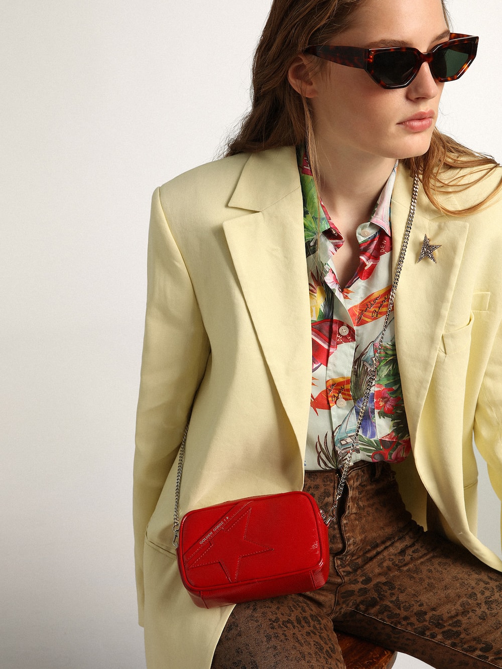 Golden Goose - Mini Star Bag femme en cuir verni rouge avec étoile ton sur ton in 