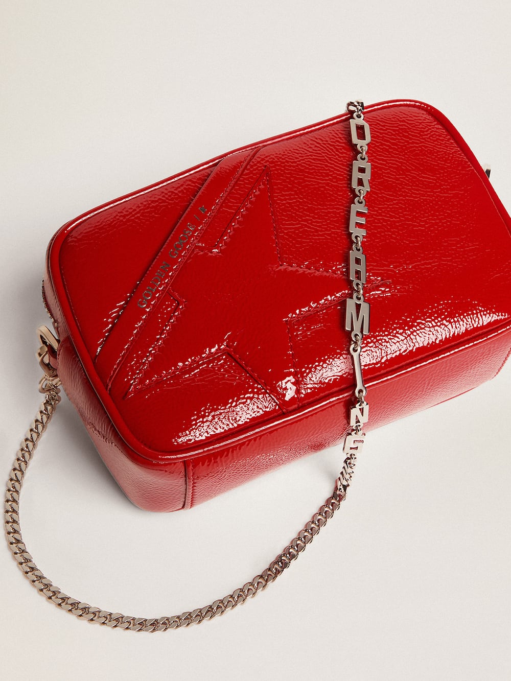 Golden Goose - Mini Star Bag de piel pintada en rojo con estrella tono sobre tono in 