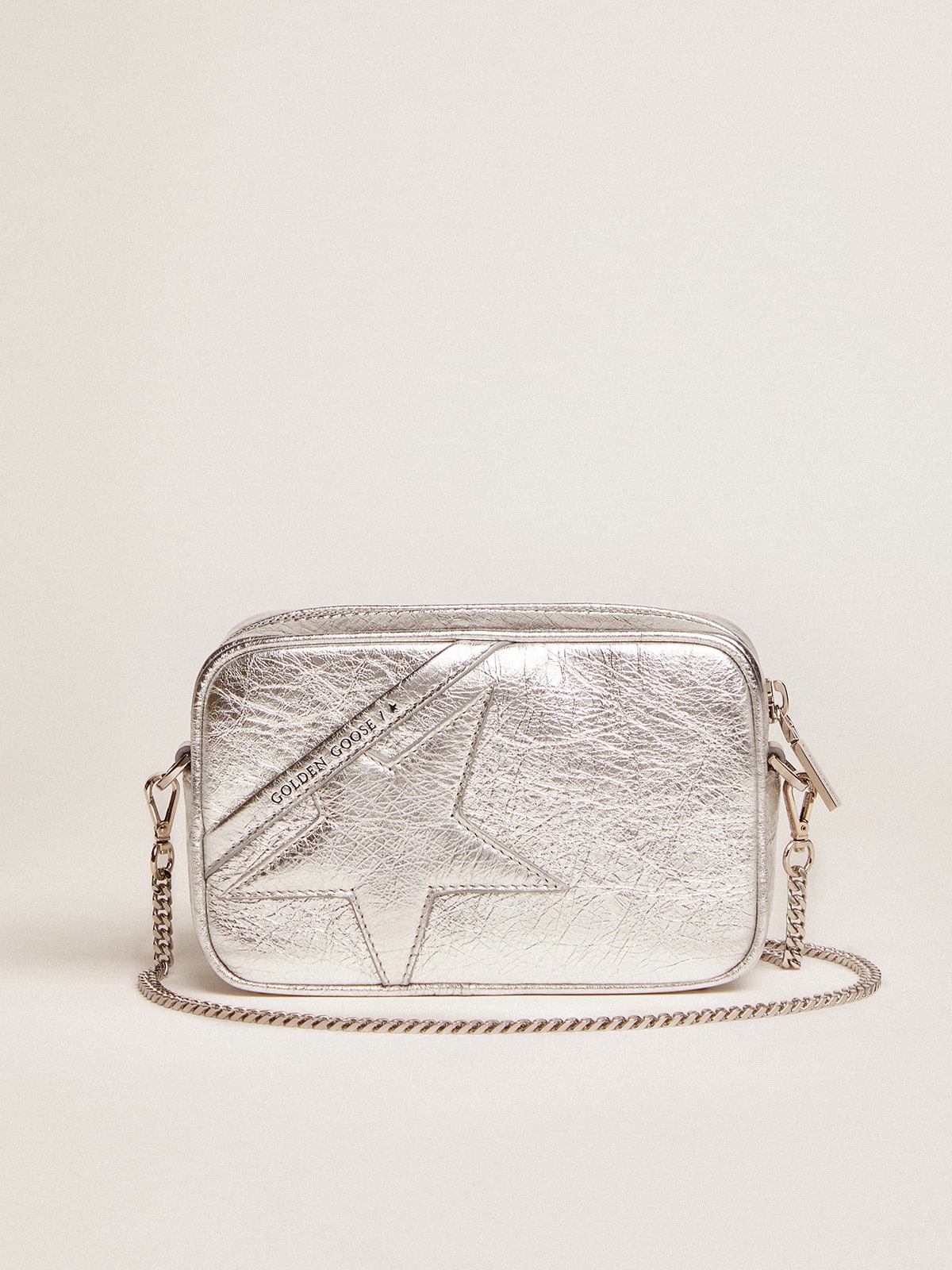 Golden Goose - Mini Star Bag aus silbernem Metallic-Leder mit Ton-in-Ton-Stern in 