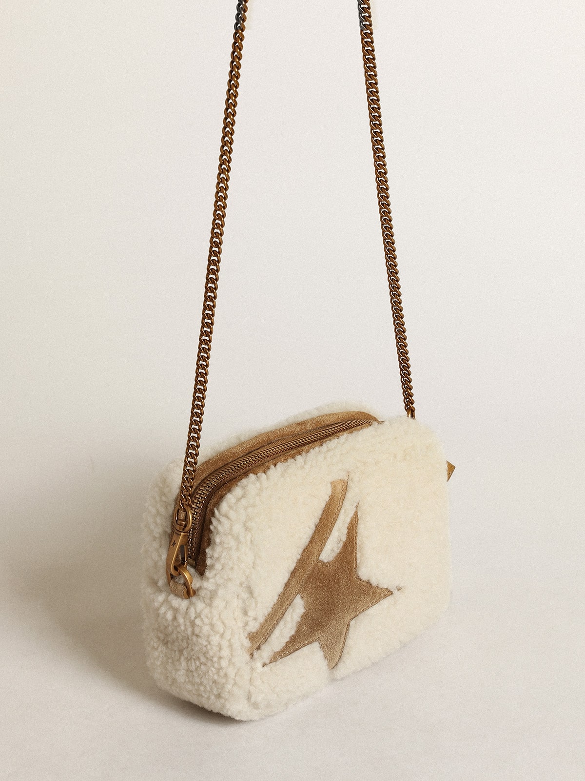 Golden Goose - Mini Star Bag de shearling beige con estrella de ante in 