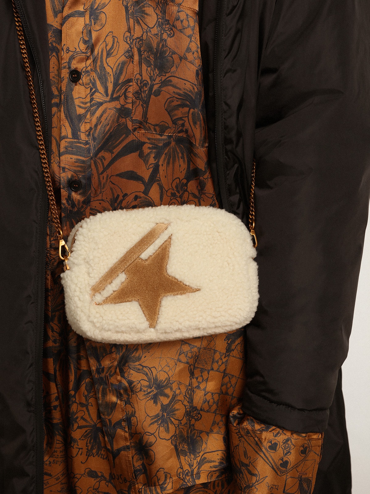 Golden Goose - Mini Star Bag de shearling beige con estrella de ante in 