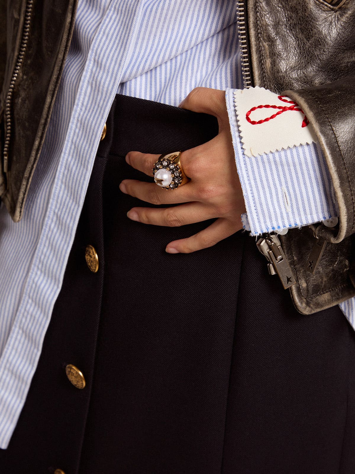 Golden Goose - Women’s ring in antique gold color with decorative bead and crystals in 