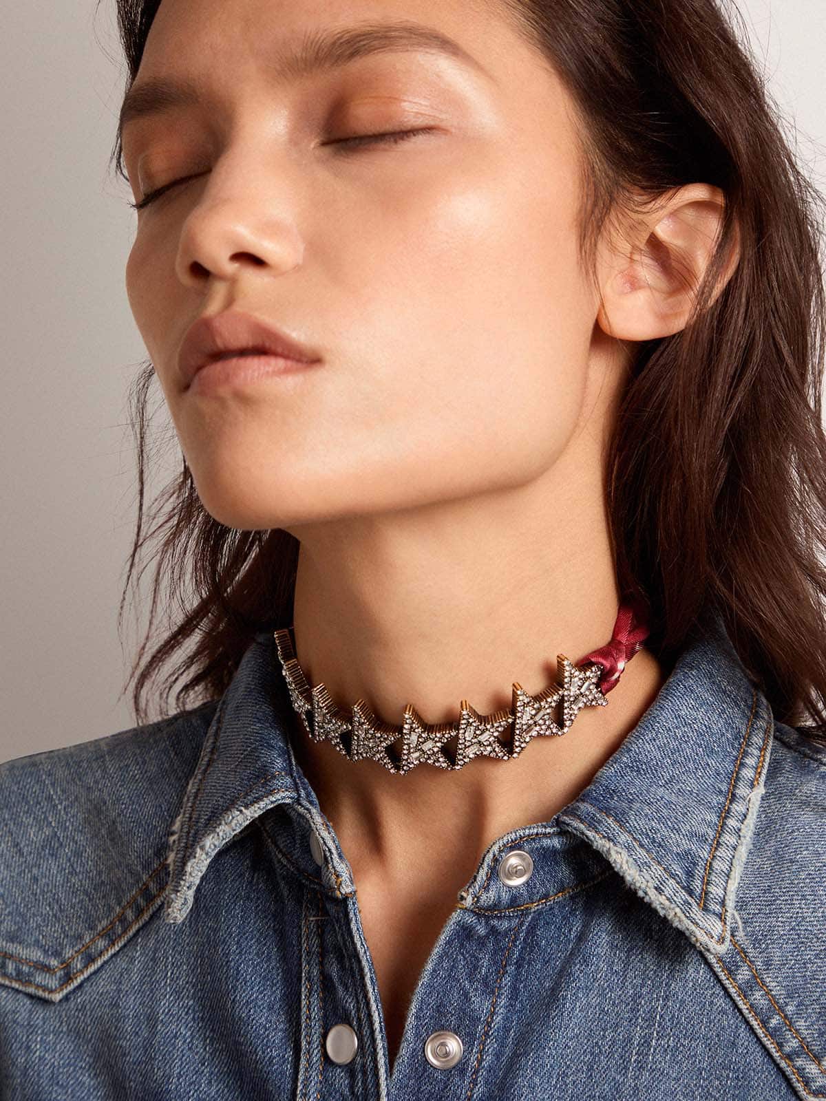 Golden Goose - Altgoldfarbene Damen-Halskette mit dekorativen Sternen und Kristallen in 