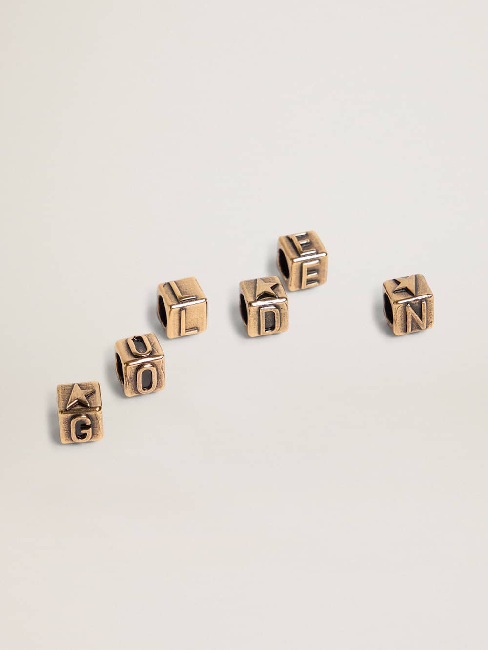 Golden Goose - Charms cubiques femme couleur or ancien avec lettres de l’alphabet in 