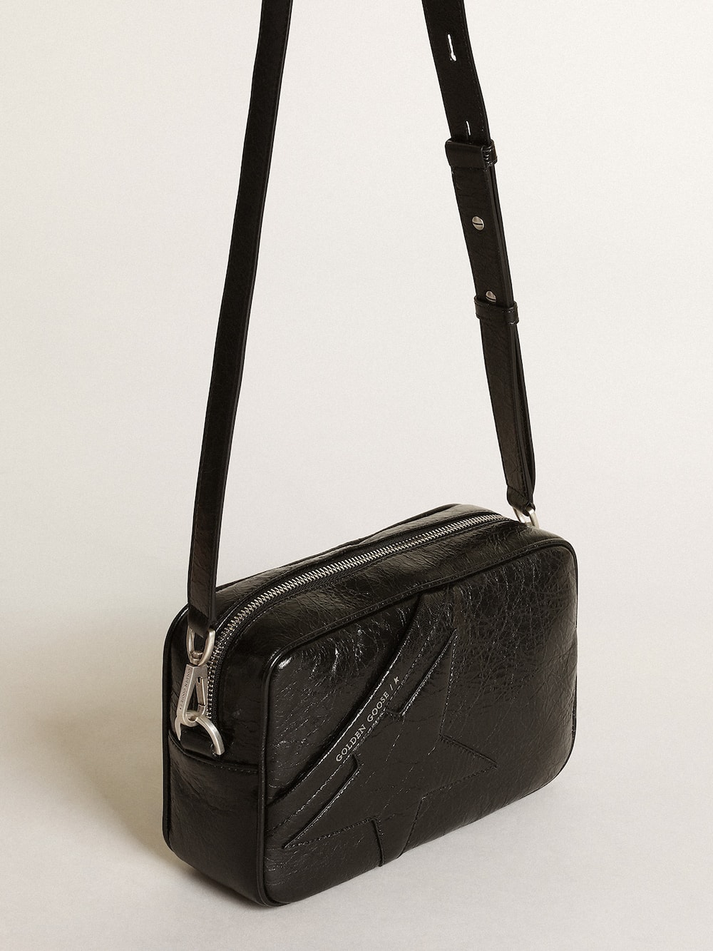 Golden Goose - Star Bag aus glänzendem schwarzem Leder mit Ton-in-Ton-Stern in 