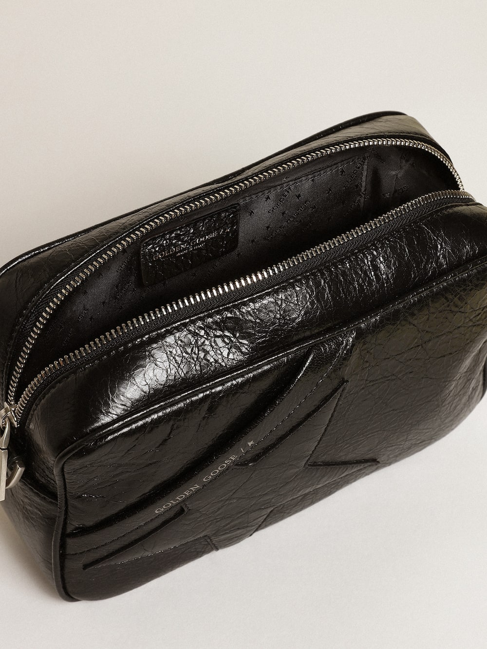 Golden Goose - Star Bag aus glänzendem schwarzem Leder mit Ton-in-Ton-Stern in 