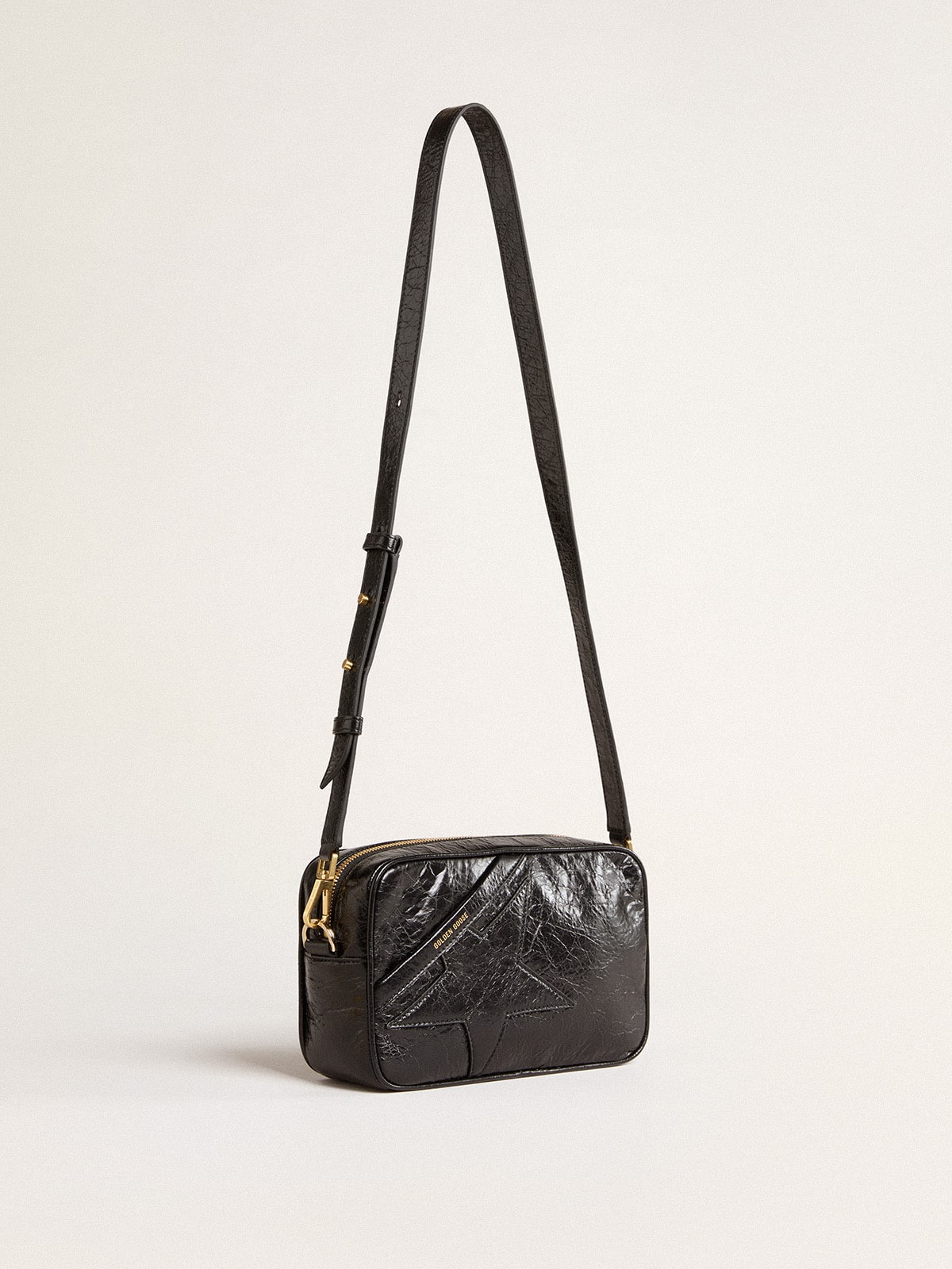 Golden Goose - Bolso Star Bag de piel brillante negra con estrella tono sobre tono in 