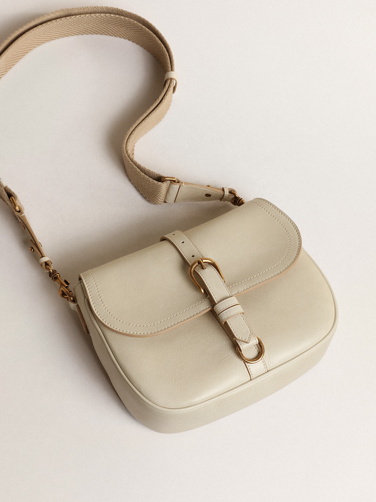 Golden Goose - Sally Bag moyen en cuir couleur porcelaine avec boucle et bandoulière contrastée in 