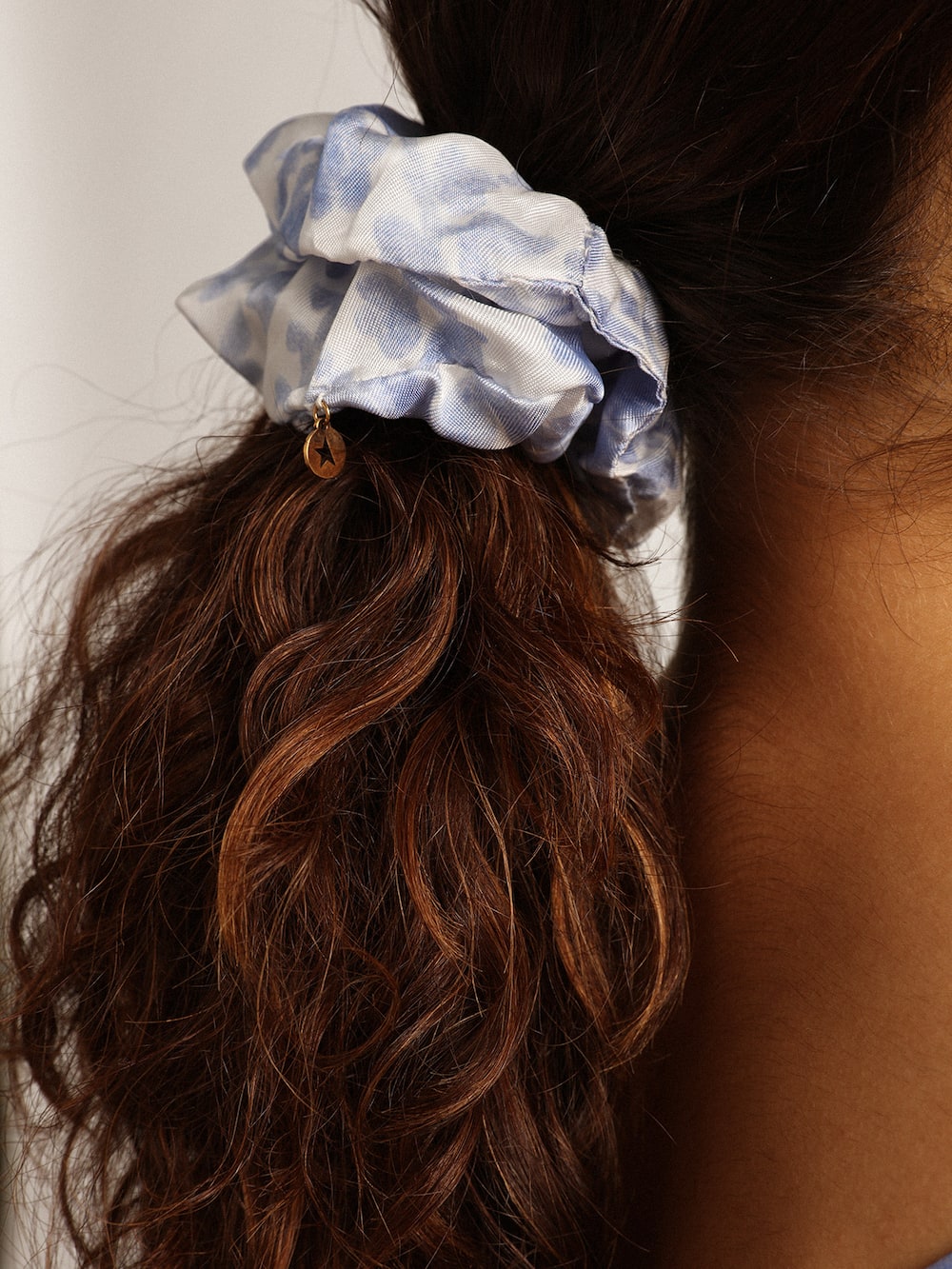 Golden Goose - Resort Collection hair elastic with Mediterranean blue print in 