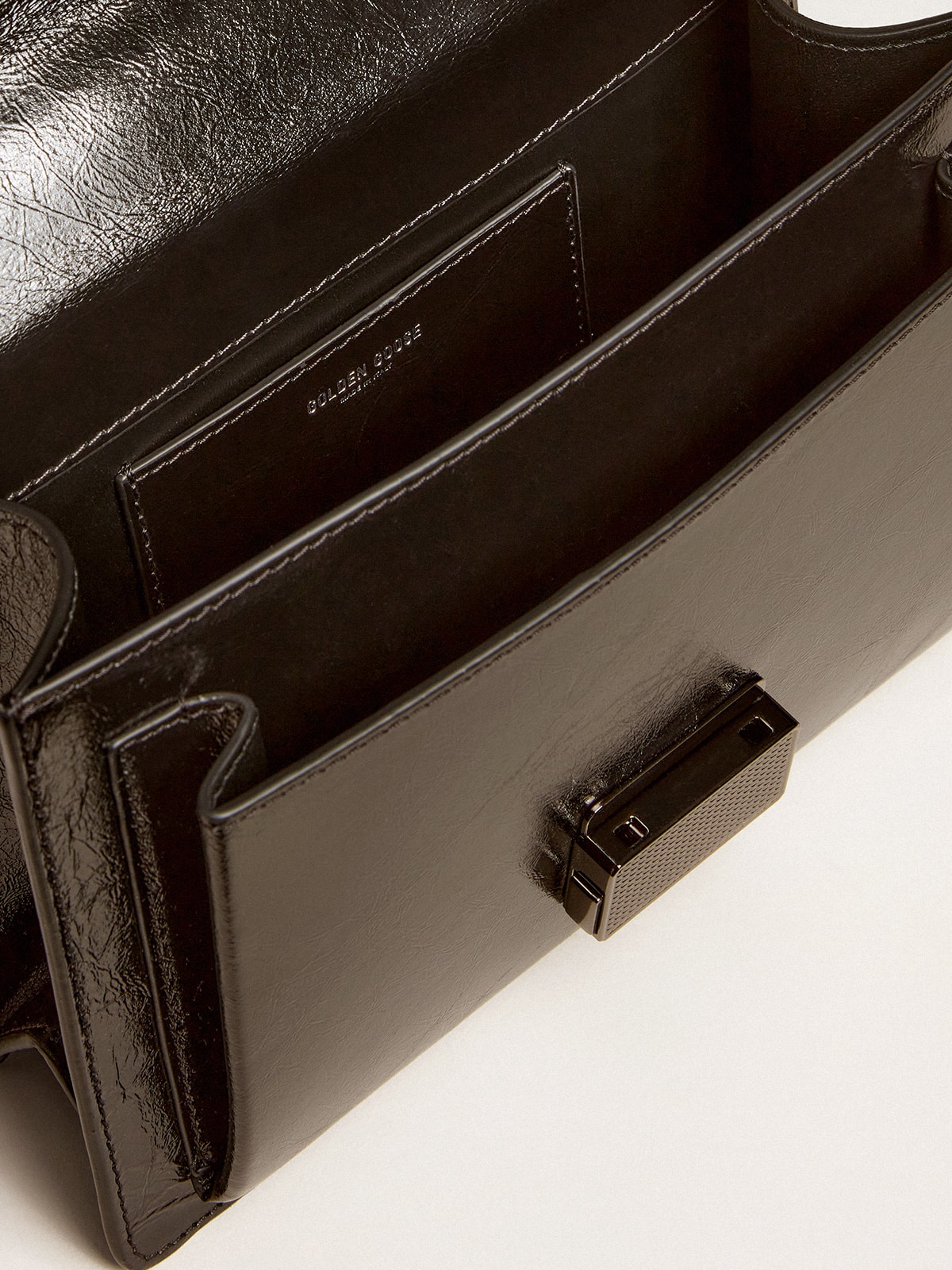 Golden Goose - Venezia Bag aus schwarzem beschichtetem Leder mit schwarzen Details in 