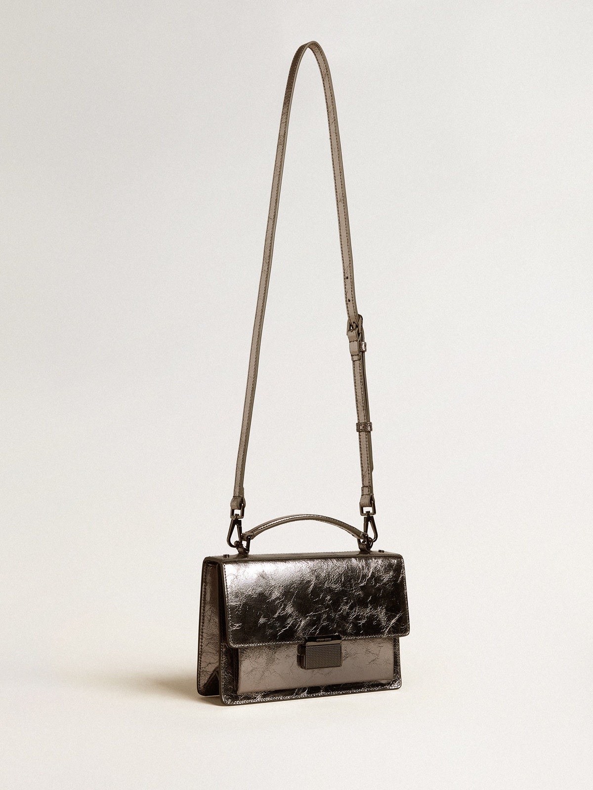 Golden Goose - Venezia Bag en piel laminada de color gris antracita con detalles negros in 