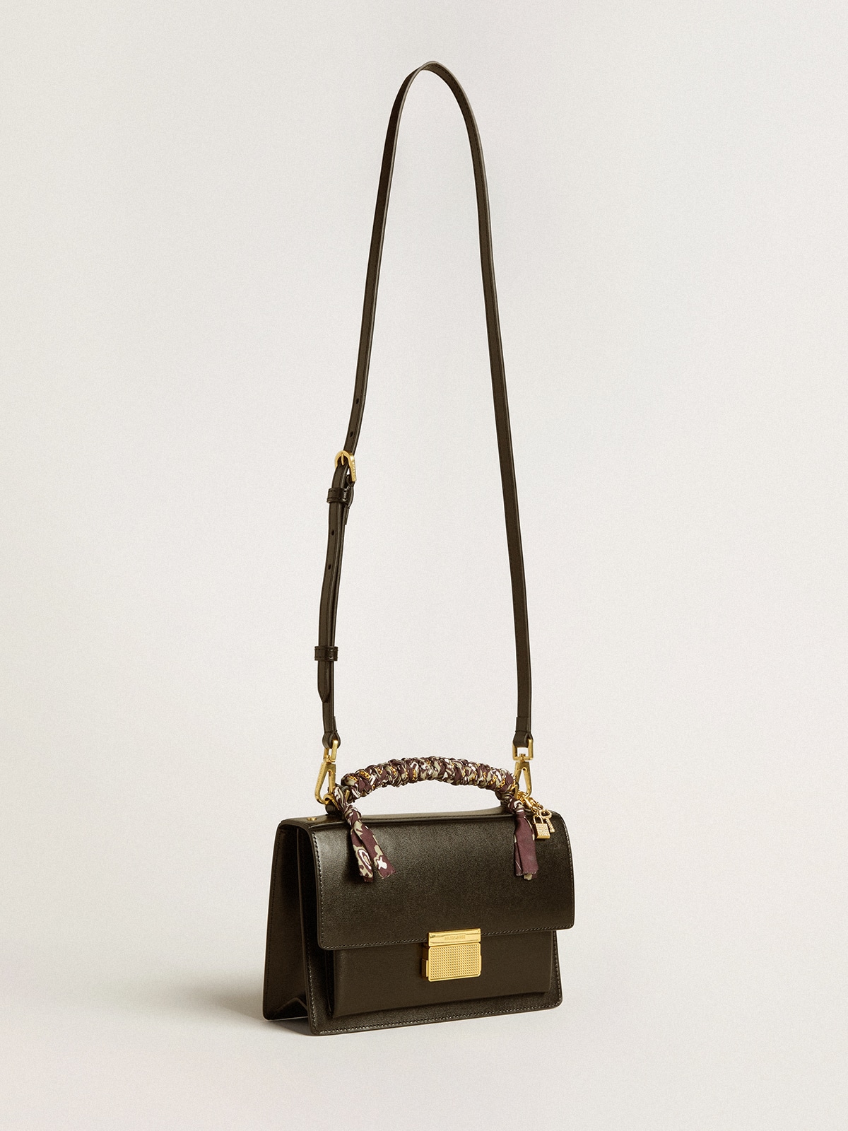 Golden Goose - Venezia Bag aus schwarzem Palmellato-Leder mit Tuch und zwei Charms in 