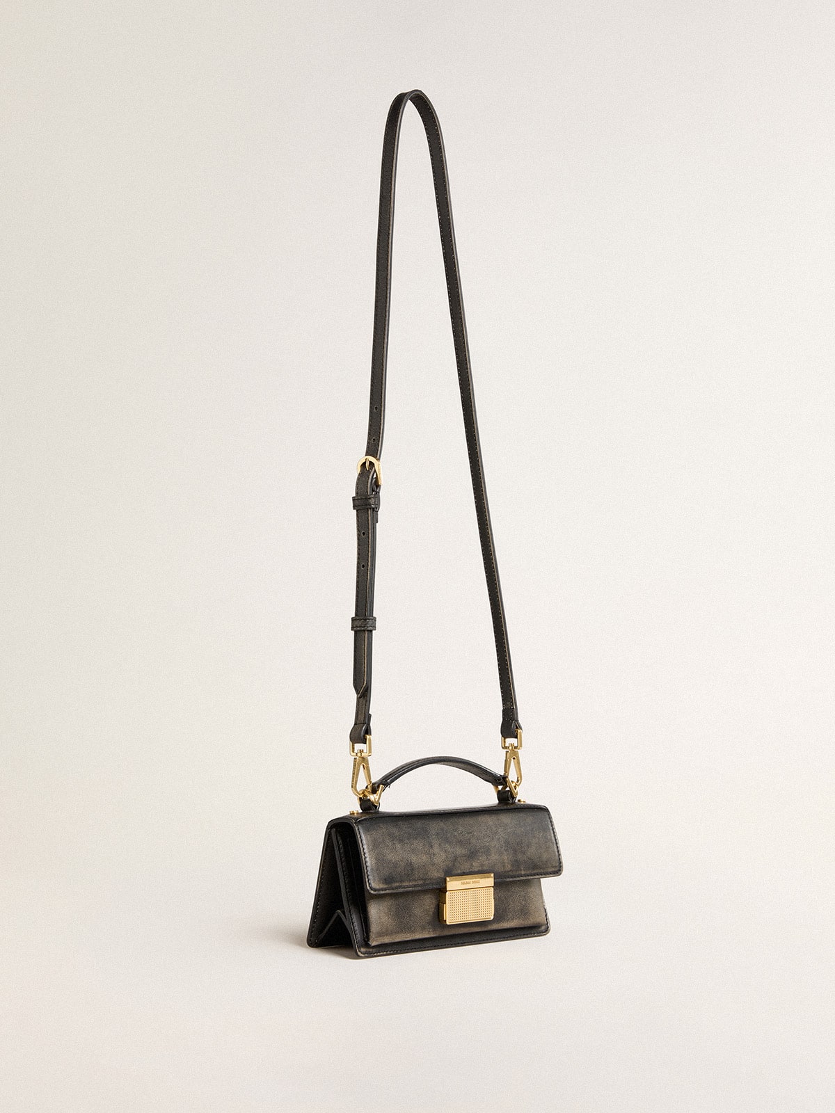 Golden Goose - Venezia Bag pequeño en piel palmellato desgastada negro y detalles dorados in 