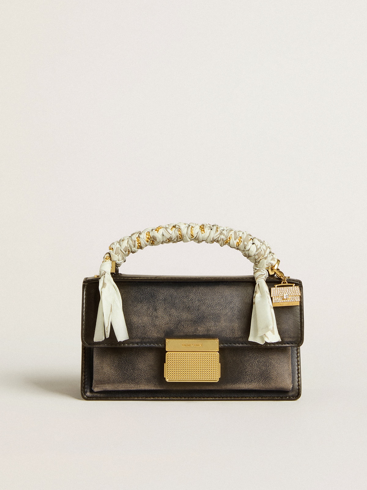 Golden Goose - Venezia Bag pequeño en piel palmellato desgastada negro y detalles dorados in 