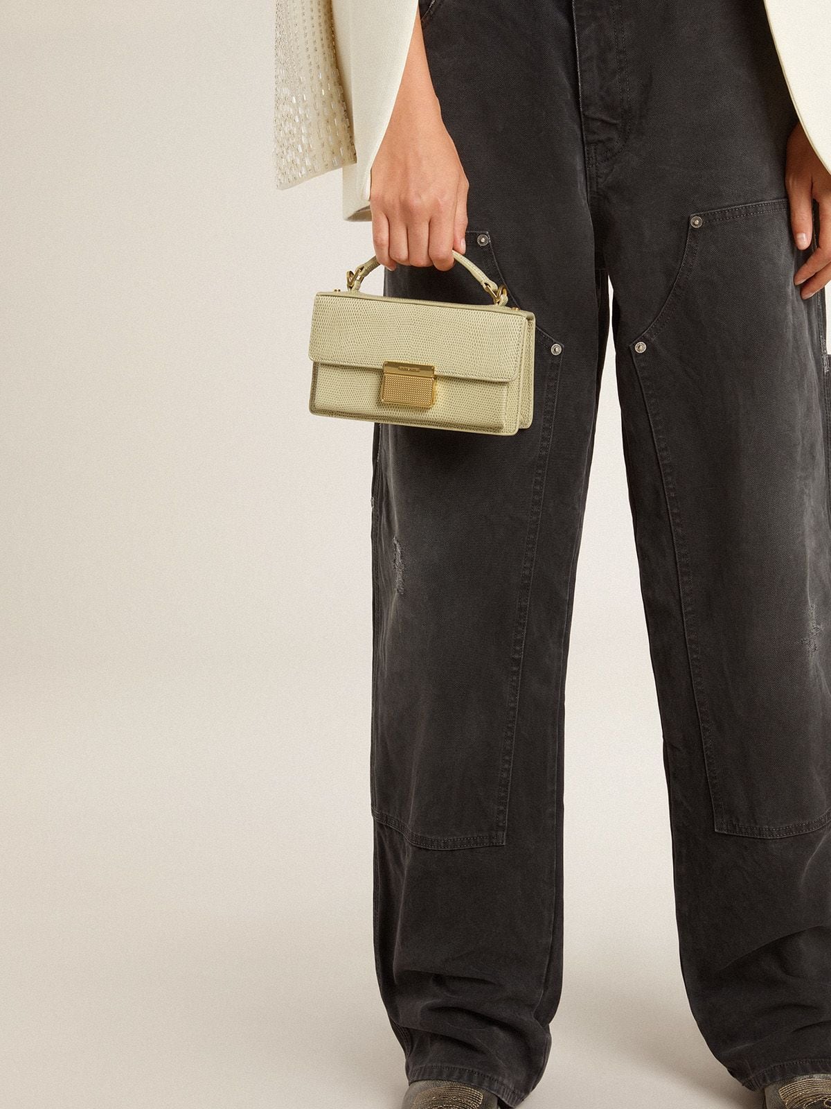 Golden Goose - Venezia Bag pequeño en piel verde claro trabajada con motivo pitón y detalles dorados in 