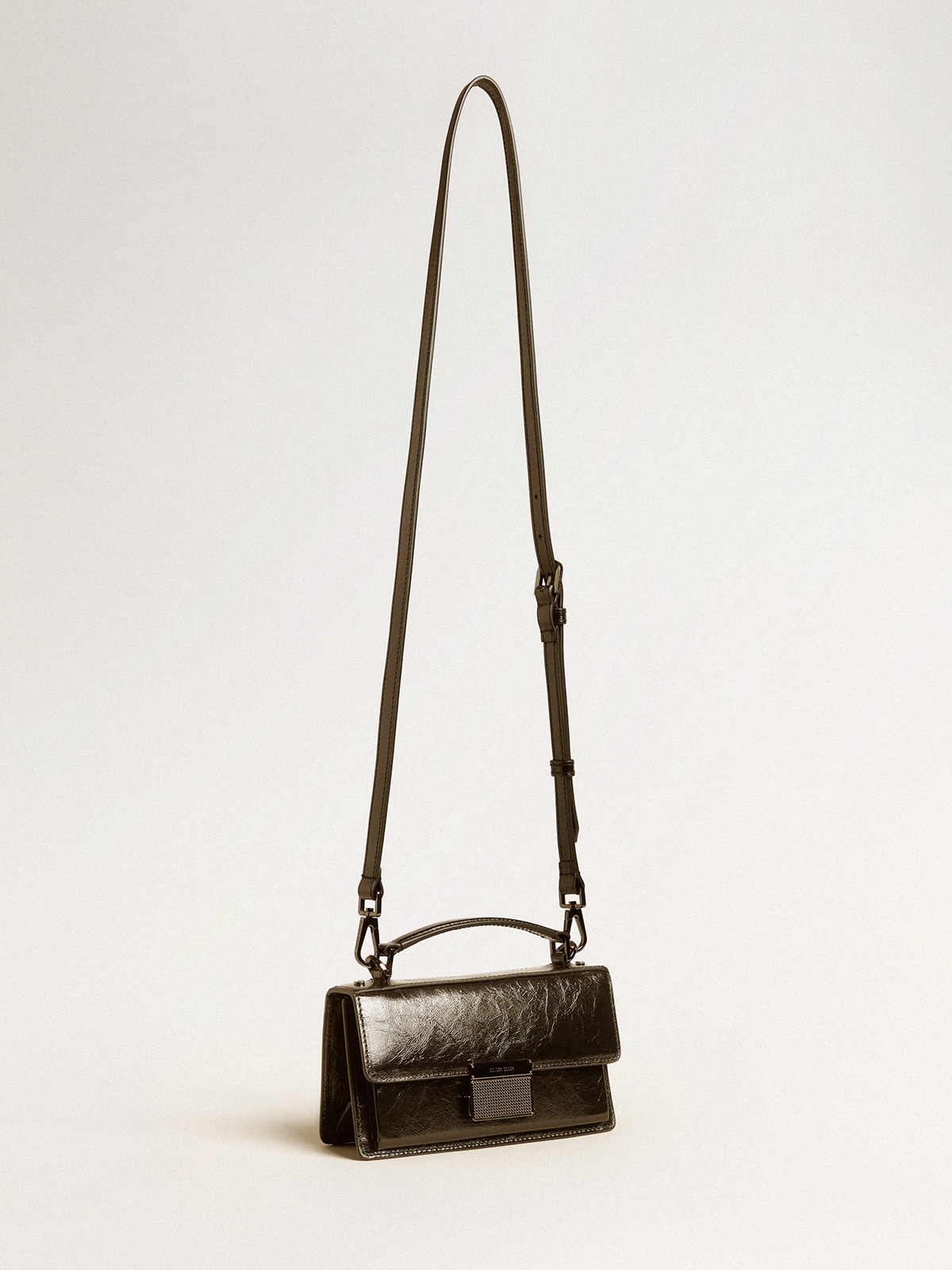 Golden Goose - Venezia Bag pequeño en piel laminada de color negro con detalles negros in 