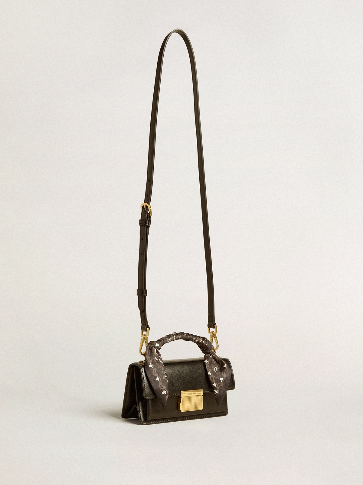 Golden Goose - Venezia Bag small en piel palmellato negra personalizado con fular de seda  in 