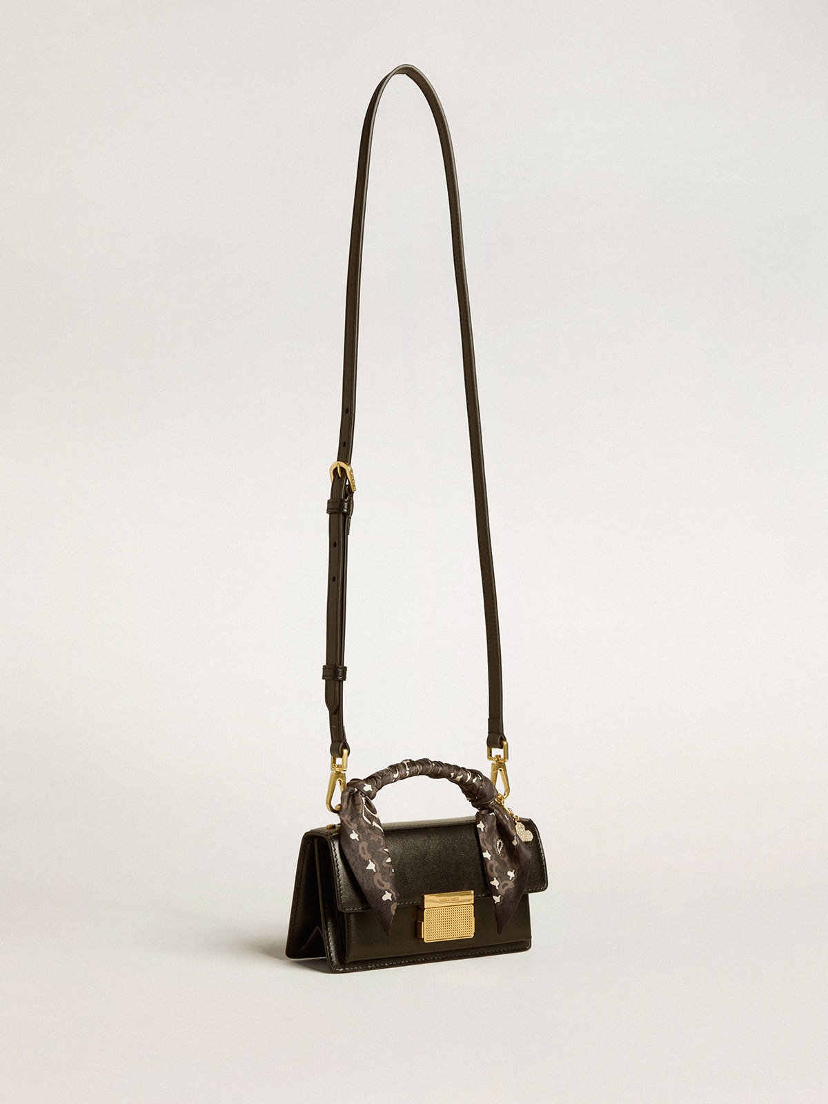 Golden Goose - Kleine Venezia Bag aus schwarzem Palmellato-Leder mit Seidentuch und Charm  in 