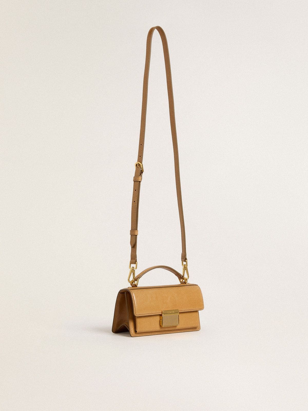 Tabakbraune Venezia Bag Small aus Leder mit goldfarbenen Details 