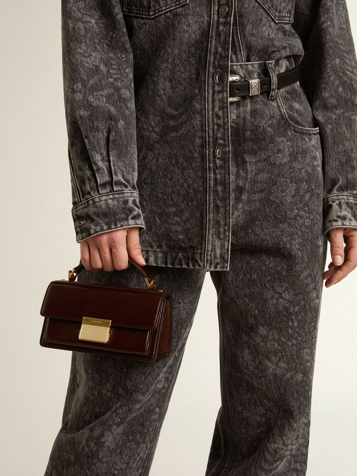 Golden Goose - Small Venezia Bag in dark brown laminated leather with gold details  in 