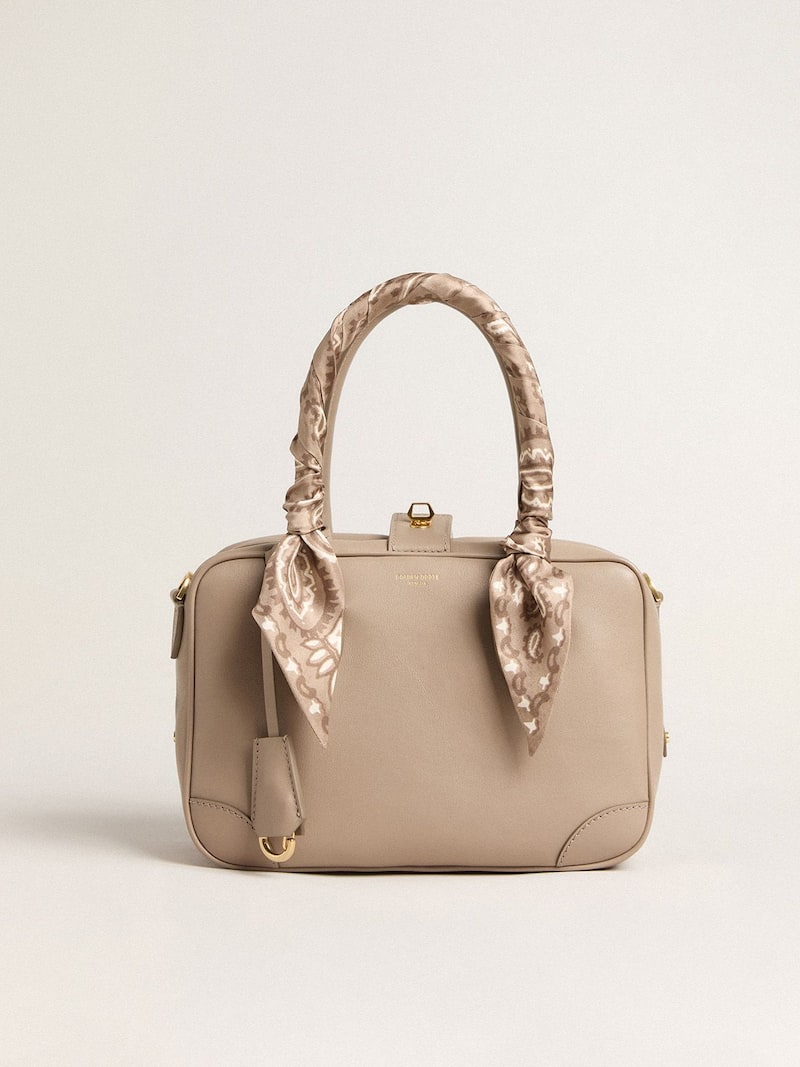 Vita Bag en cuir taupe avec d&eacute;tails dor&eacute;s