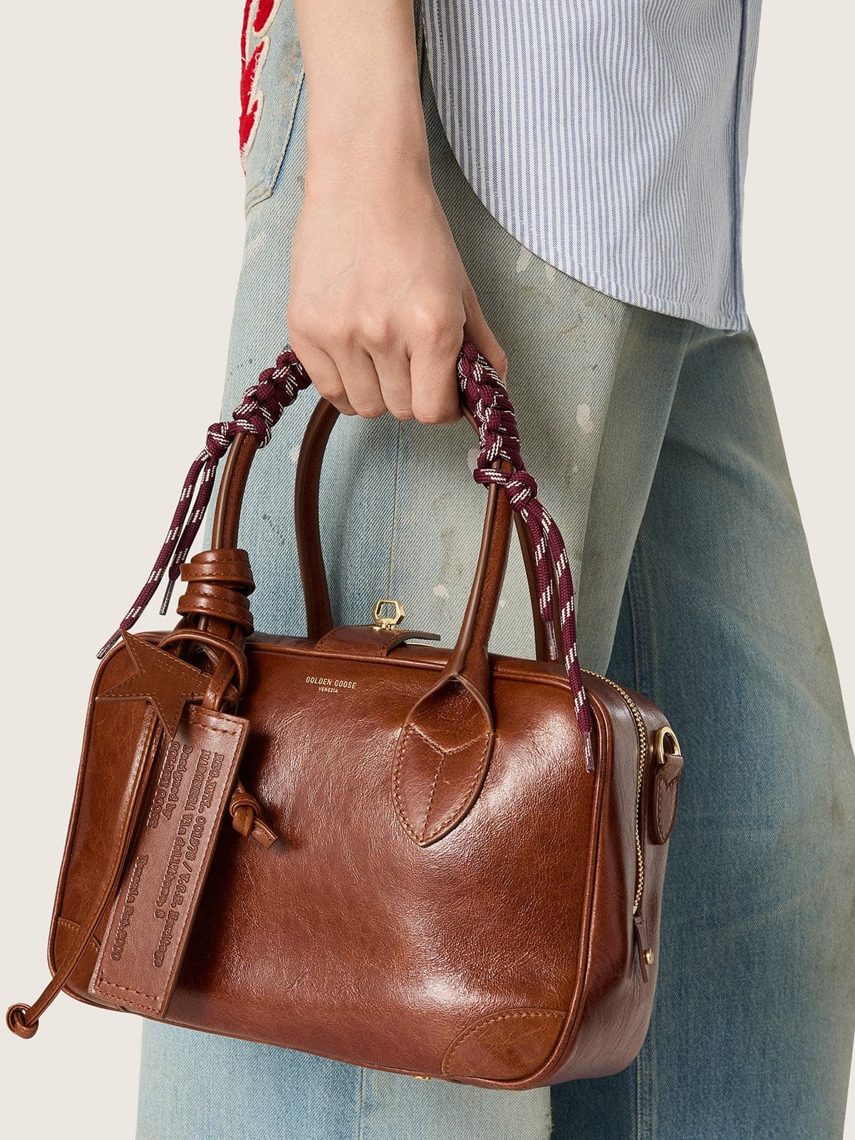 Vita Bag in pelle color marrone chiaro personalizzata con charm e manico intrecciato
