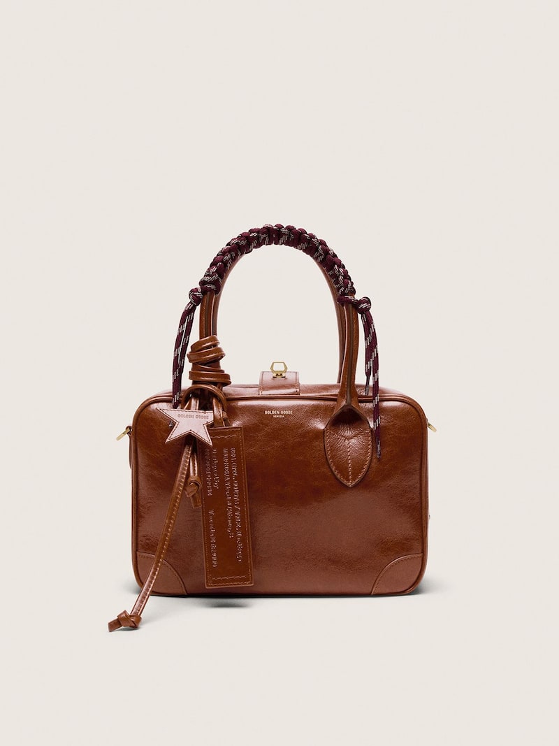 Vita Bag in pelle color marrone chiaro personalizzata con charm e manico intrecciato