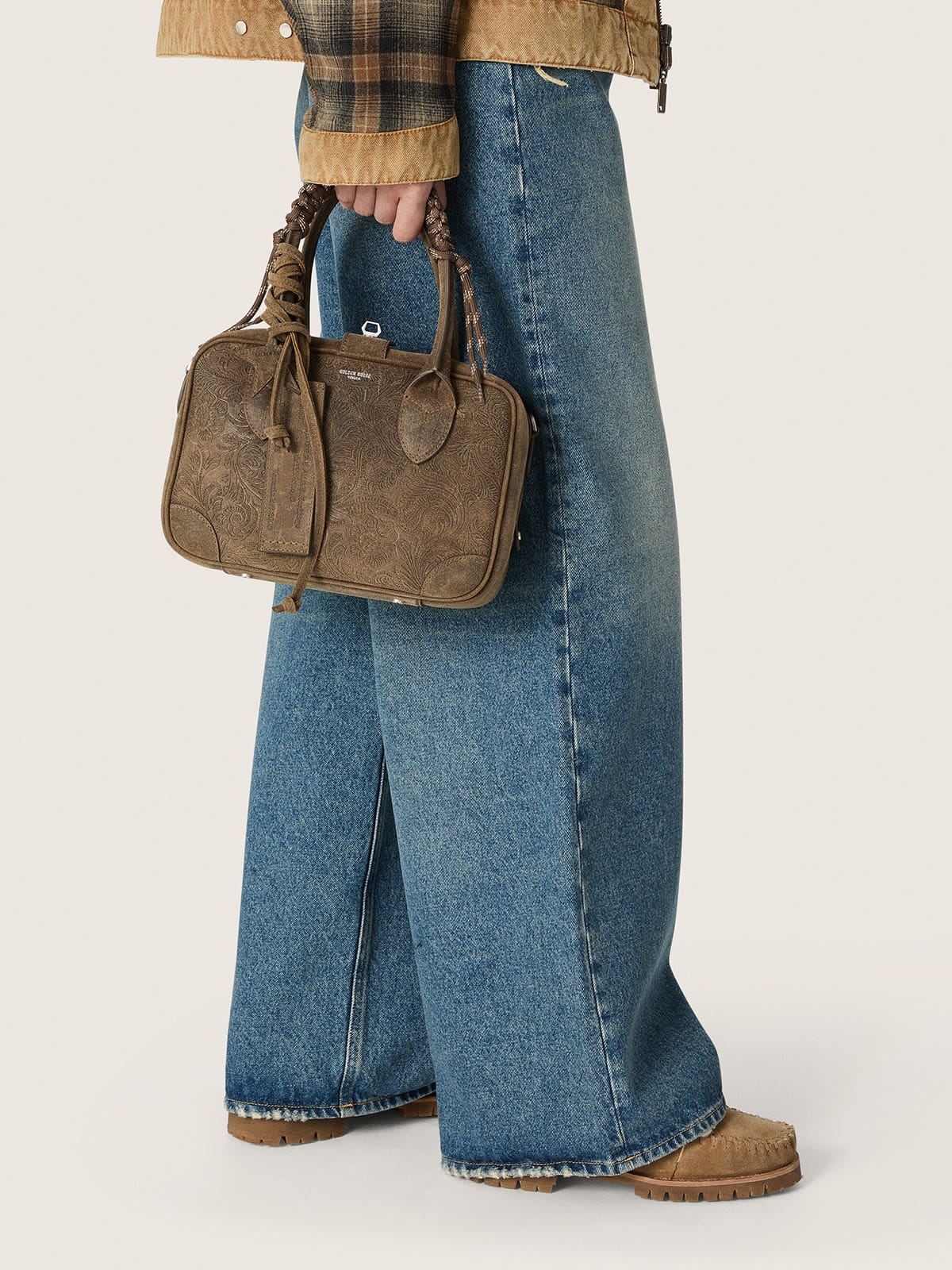 Golden Goose - Vita Bag in pelle scamosciata verde militare con motivo floreale in rilievo e dettagli argento in 