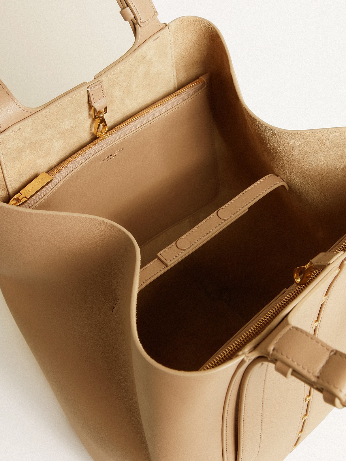 【関税&送料込】Golden Goose Deluxe Brand 24 7 Leather Tote 24/7 Bag in cappuccino-colored leather with adjustable handles