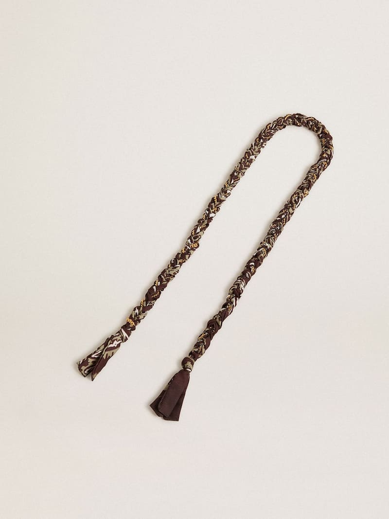 Dije en tejido trenzado de color borgoña con cadena de latón