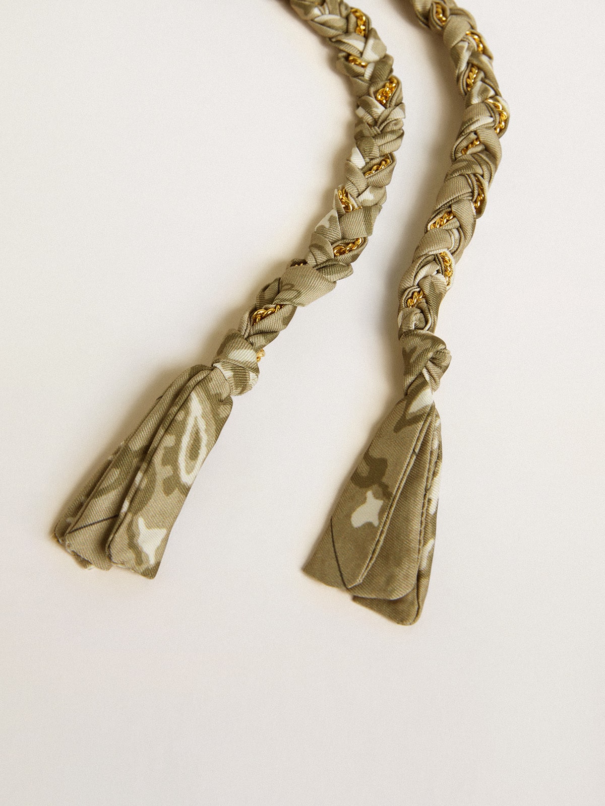Golden Goose - Charm aus geflochtenem taubengrauem Gewebe mit Messingkette in 