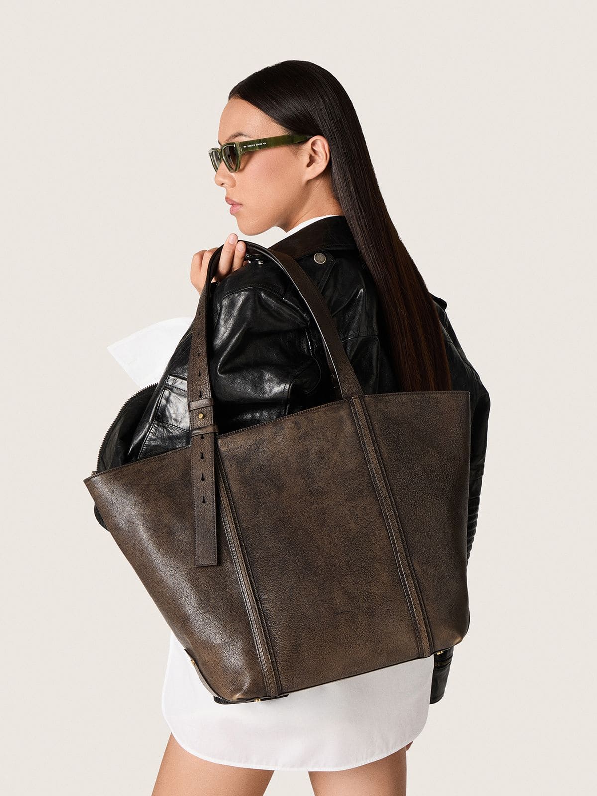 24/7 Sac East West en cuir effet us&eacute; marron fonc&eacute;
