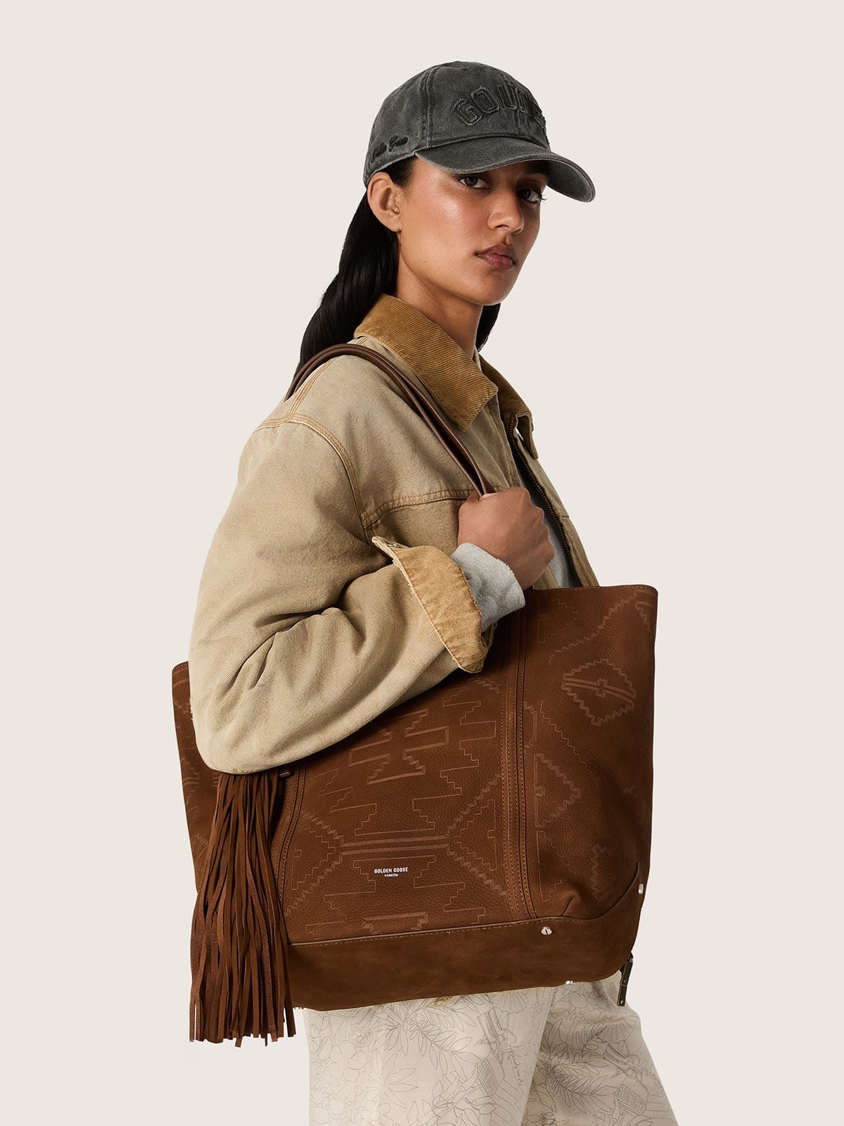 24/7 Bag East West de nobuk marr&oacute;n con trama