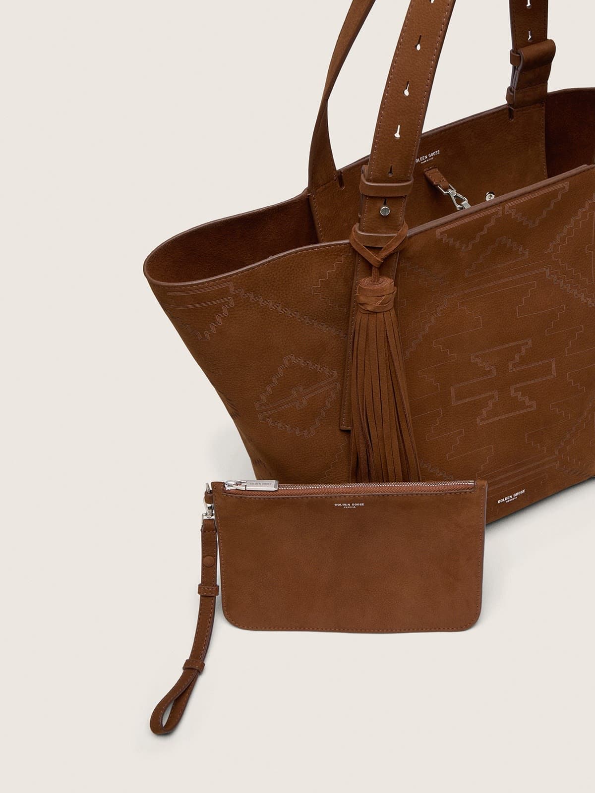 Golden Goose - 24/7 Bag East West aus braunem Nubukleder mit Musterung in 