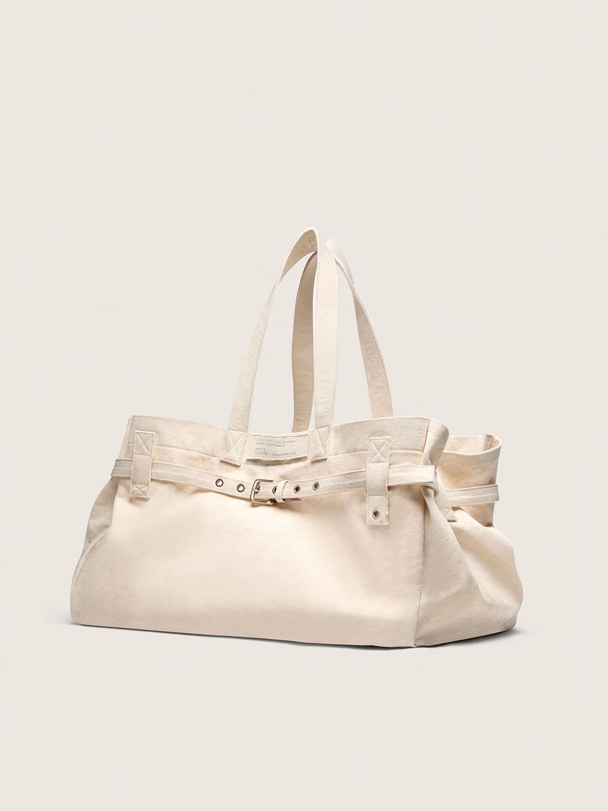 Bolso tote de lona color crudo con bordados y detalles en plateado antiguo