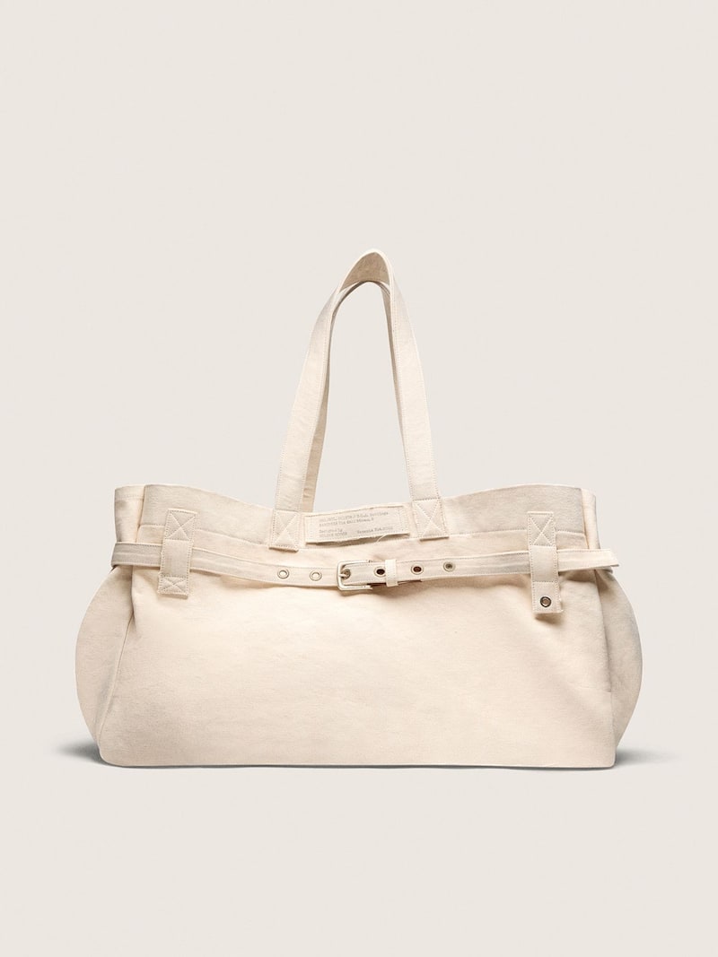 Bolso tote de lona color crudo con bordados y detalles en plateado antiguo