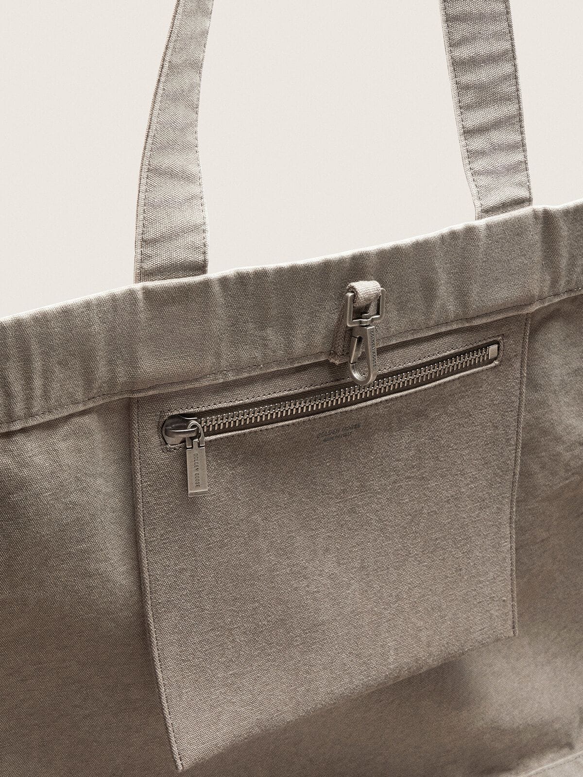 Golden Goose - Bolso tote de lona antracita con bordados y detalles en plateado antiguo in 