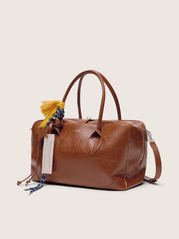 Vita Bag media in pelle marrone chiaro con charm applicati e detagli argento