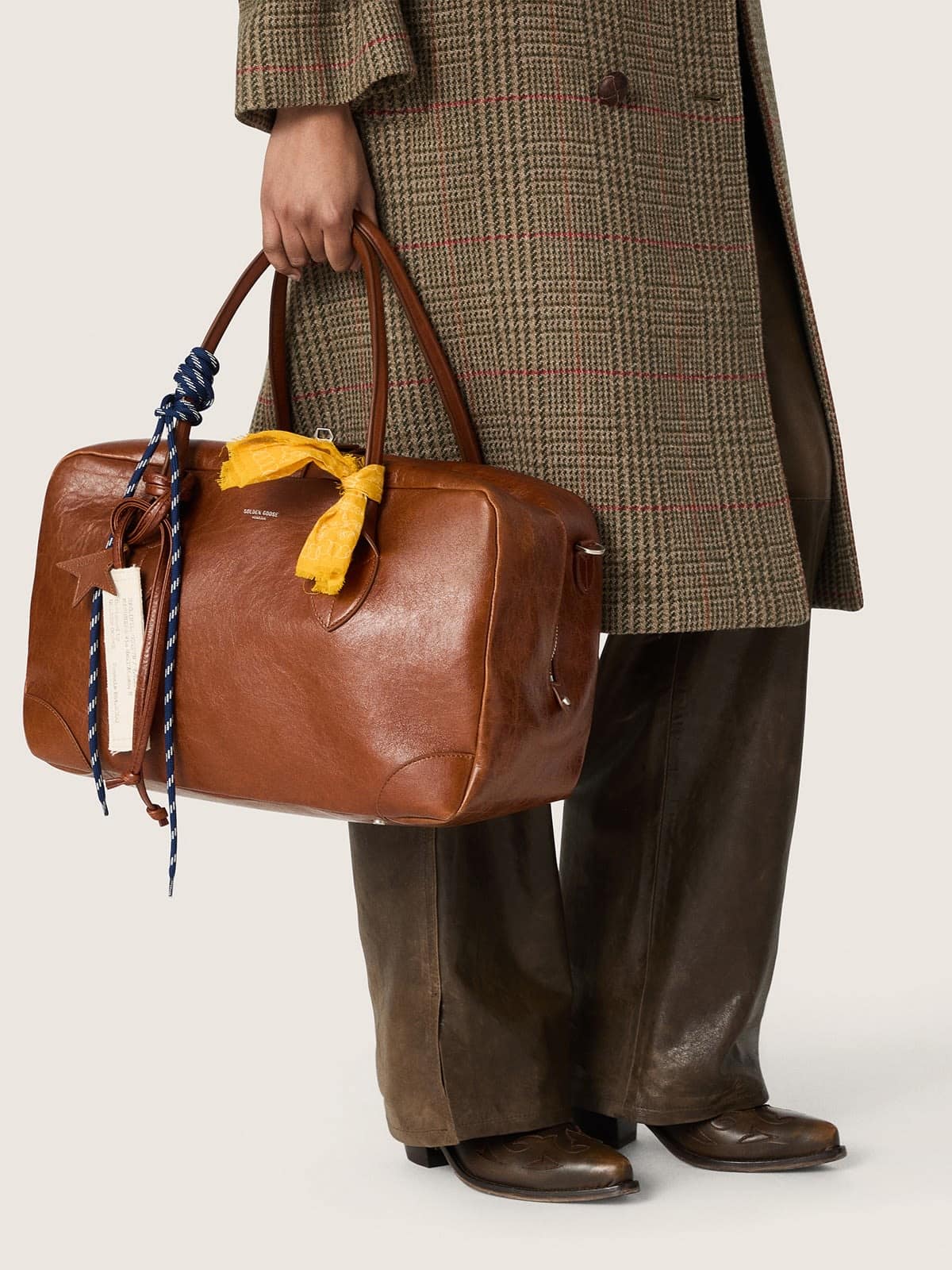 Sac Vita moyen en cuir marron clair avec charms appliqu&eacute;s et d&eacute;tails argent&eacute;s