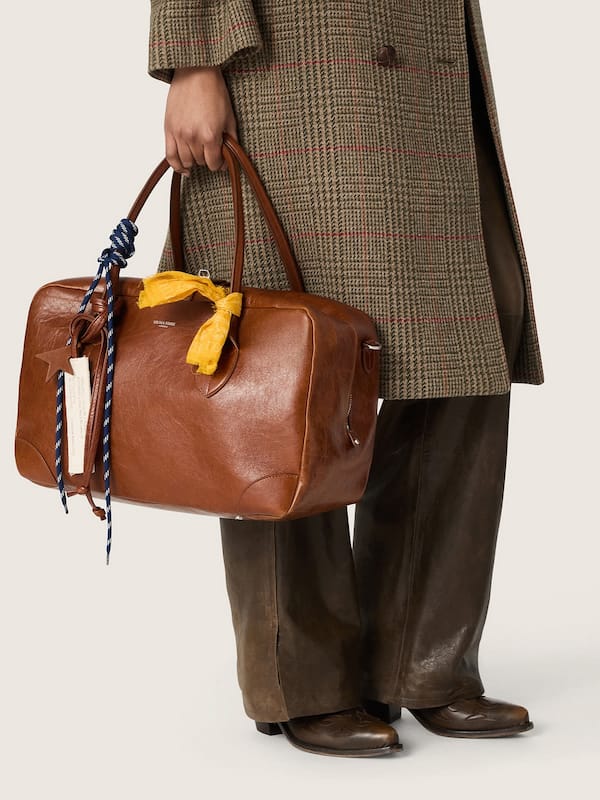Vita Bag media in pelle marrone chiaro con charm applicati e detagli argento