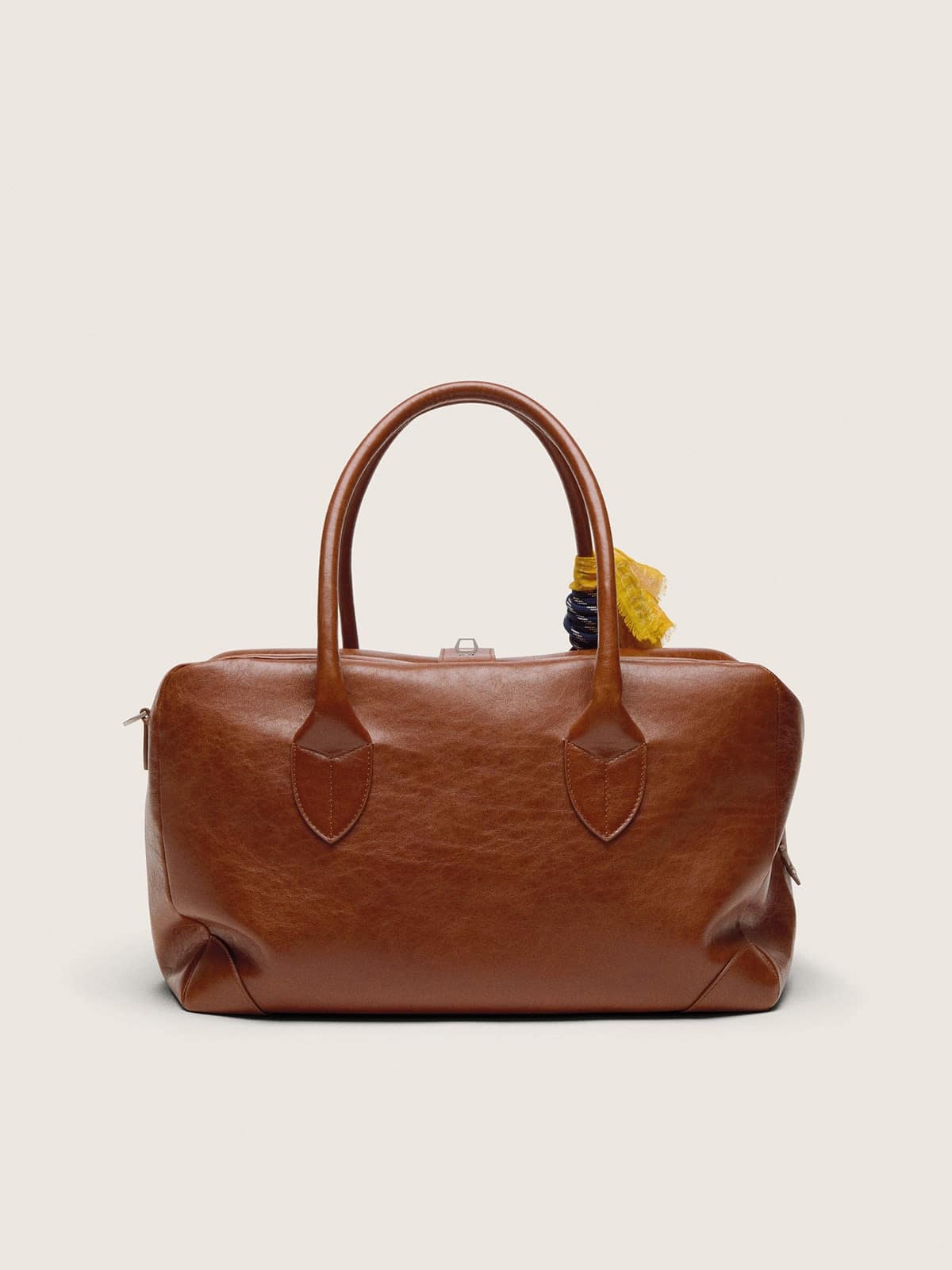 Golden Goose - Medium Vita Bag aus hellbraunem Leder mit Charm-Applikation und silberfarbenen Details in 