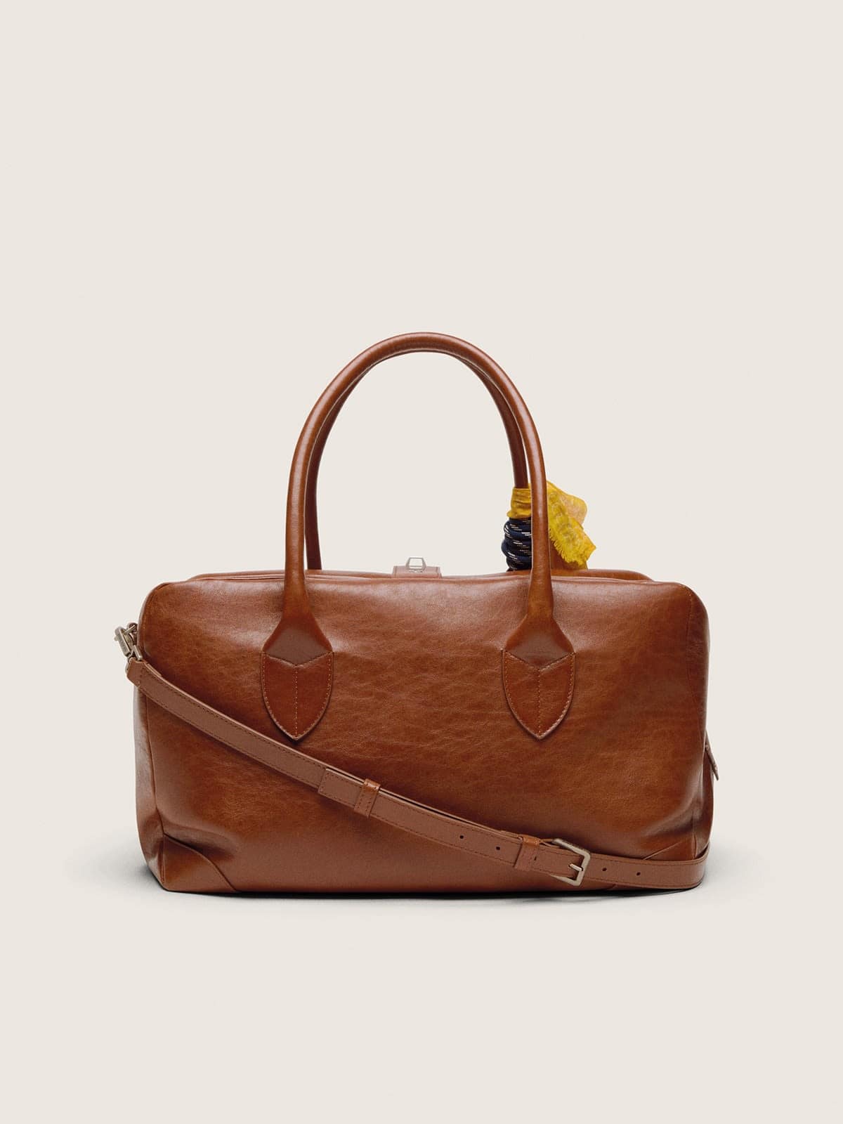 Golden Goose - Medium Vita Bag aus hellbraunem Leder mit Charm-Applikation und silberfarbenen Details in 