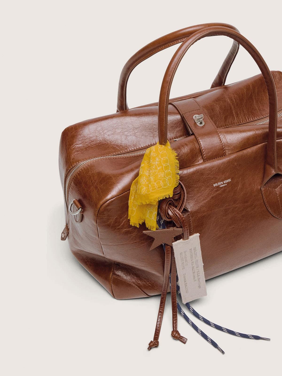 Golden Goose - Medium Vita Bag aus hellbraunem Leder mit Charm-Applikation und silberfarbenen Details in 