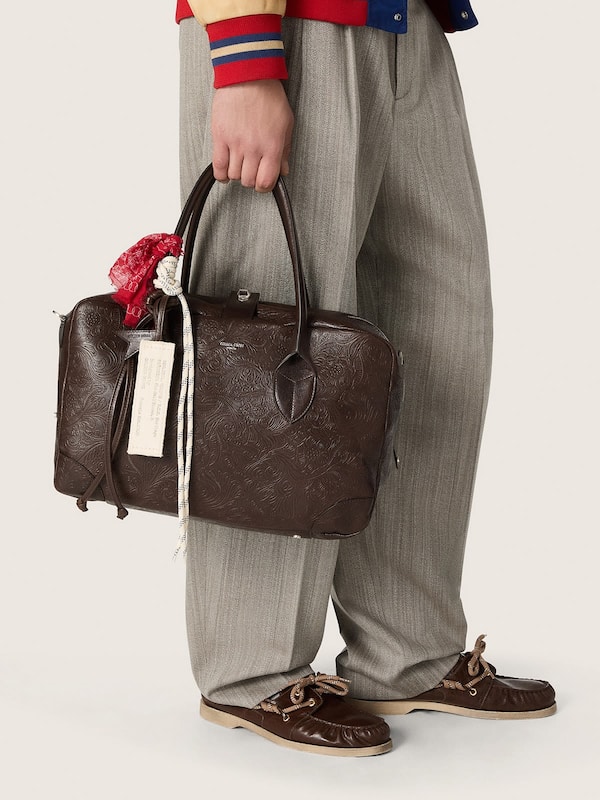 Medium Vita Bag aus mahagonibraunem Leder mit Charm-Applikation und silberfarbenen Details