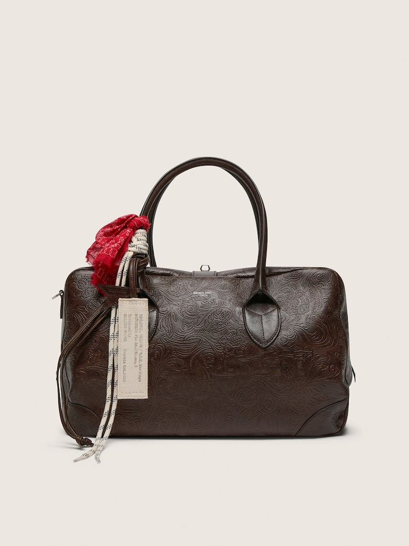 Sac Vita moyen en cuir acajou avec charms appliqu&eacute;s et d&eacute;tails argent&eacute;s