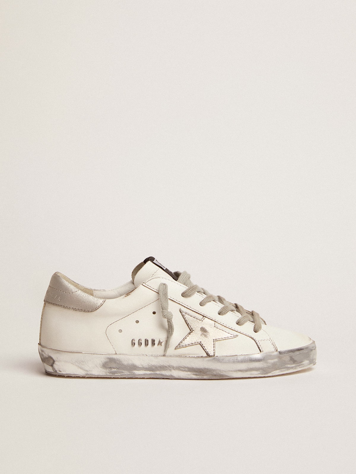 Golden Goose - Damen Super-Star mit silberfunkelndem Foxing und Metallnieten-Schriftzug in 