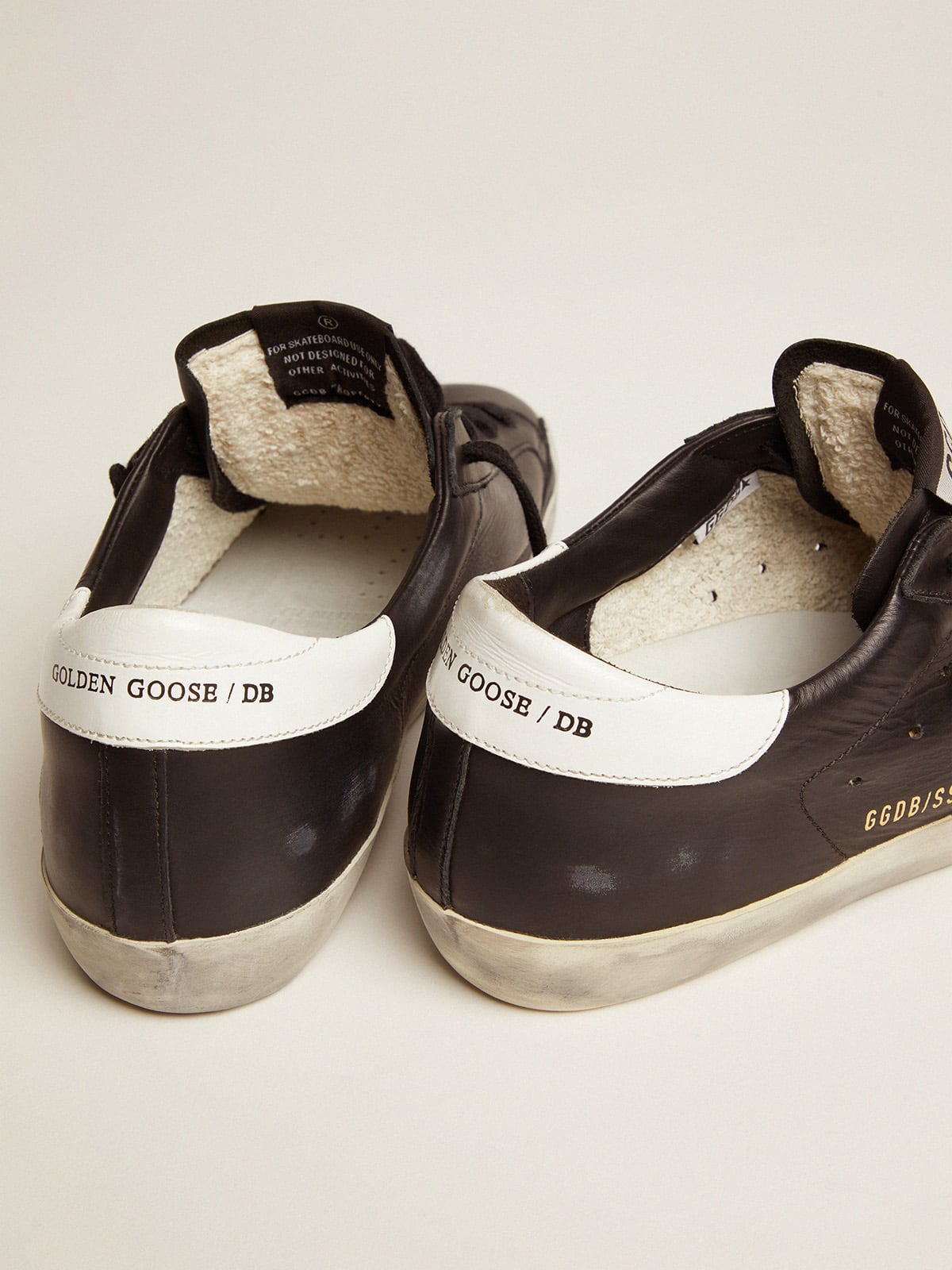 Golden Goose - Super-Star Feminino de couro preto com estrela e talão de couro branco in 