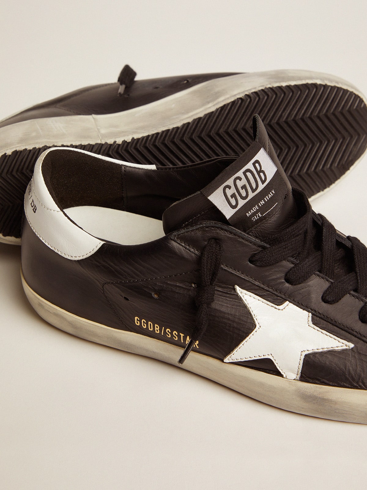 Golden Goose - Super-Star Feminino de couro preto com estrela e talão de couro branco in 