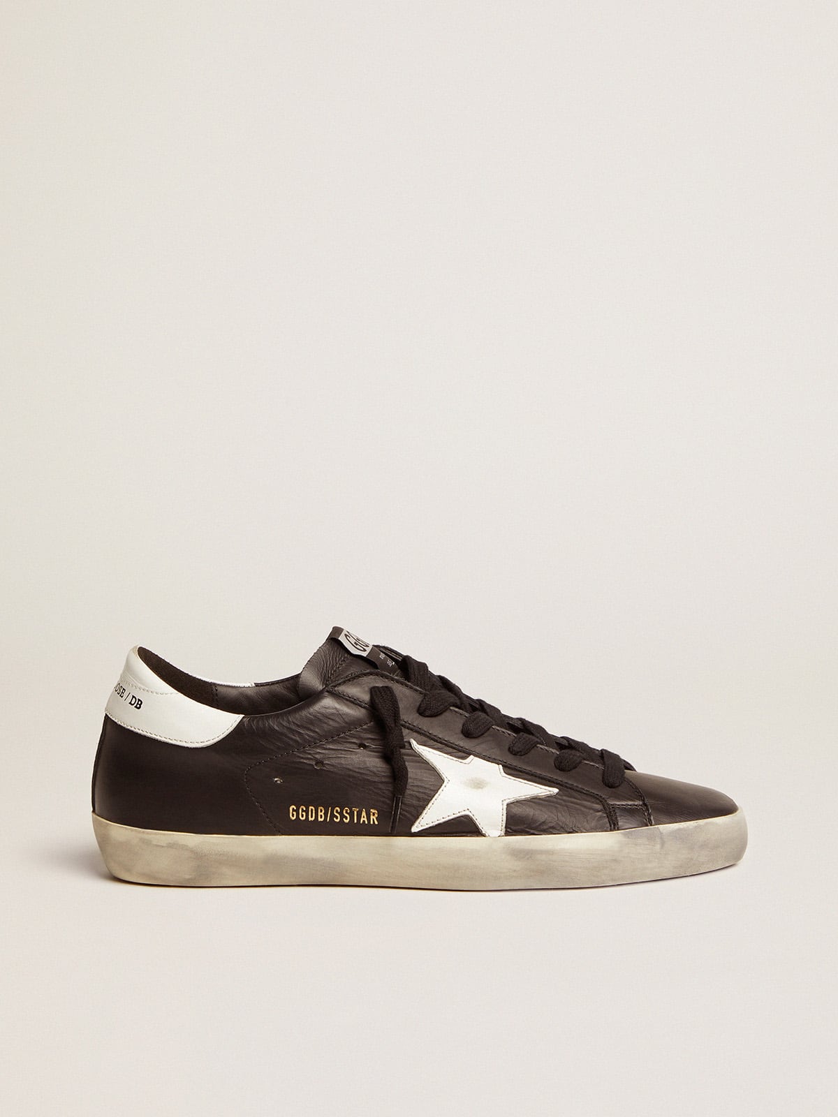 Golden Goose - Super-Star Feminino de couro preto com estrela e talão de couro branco in 