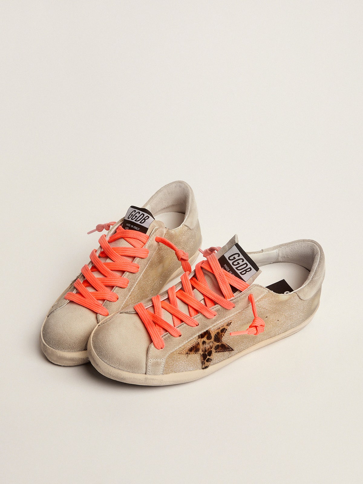 Golden Goose - Gold-colored Super-Star sneakers with checkered pattern and handwriting in 